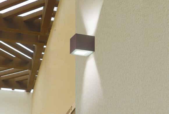 DM 4 Apparecchio da parete per illuminazione di interni e di esterni ad emissione di luce con varie aperture di fasci luminosi costituito da: Struttura in alluminio pressofuso verniciato Vetri piani