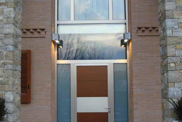 BLUES BIG Apparecchio da parete per illuminazione di esterni costituito da: Corpo in alluminio pressofuso verniciato Diffusore in vetro temperato e/o lente Parabola riflettente in alluminio