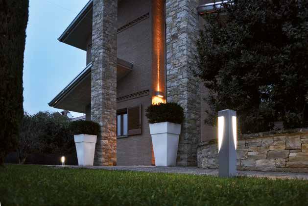 SKA Apparecchio per illuminazione di esterni costituito da: Palo in alluminio estruso verniciato Base e chiusura in alluminio pressofuso verniciato Diffusore in policarbonato Guarnizione in silicone