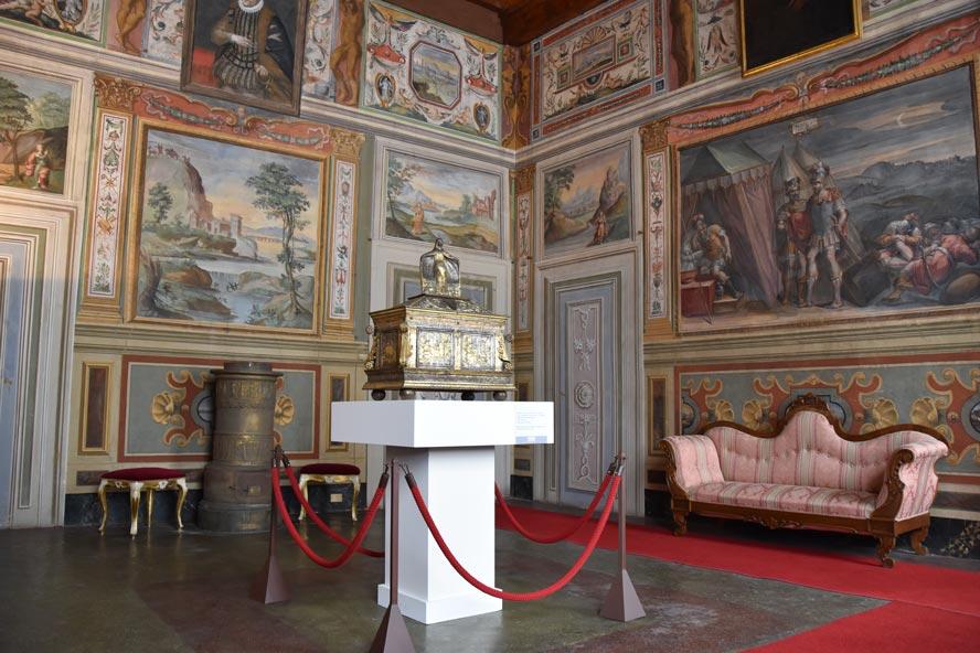 Le sale, ubicate al primo piano presentano una notevole quadreria con importanti opere pittoriche che vanno dal XV al XIX secolo, affreschi cinquecenteschi dipinti dal pittore aretino Teofilo Torri,