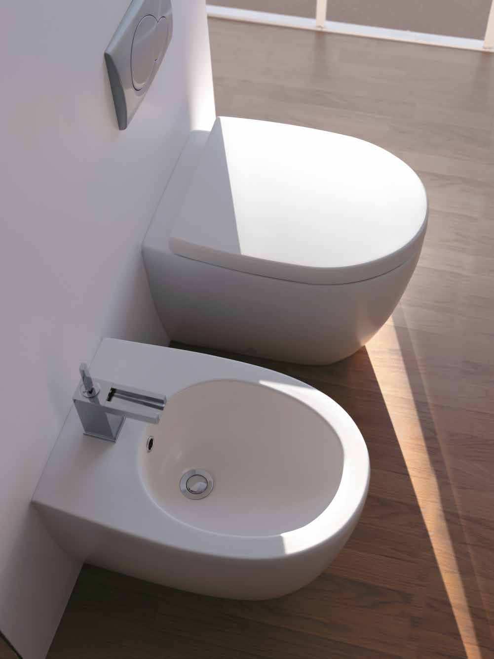 BIANCO MATT BIANCO MATT BULL 68 69 BULL Problemi di spazio? Il NUOVO EASY W C è l apparecchio che unisce le funzioni del wc con quelle del bidet in un unica soluzione!