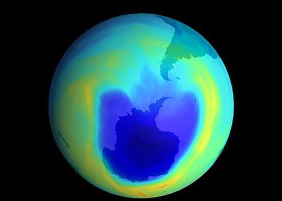 GLI INDICATORI AMBIENTALI Buco nell ozono I CAMBIAMENTI CLIMATICI IN ITALIA E NEL MONDO A tutti è nota l importanza dell ozonosfera come filtro nei confronti degli ultravioletti che vengono