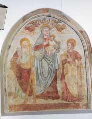 La facciata evidenzia i tre portali d ingresso in pietra decorata del 1529. Quello centrale reca lo stemma francescano.