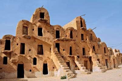 dei sette dormienti, strani tumuli funerari di 5 metri. Proseguimento per DOURET, altro spettacolare villaggio berbero.