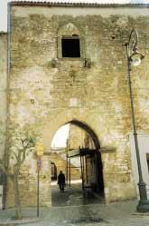 I resti della Badia (fig. 4) mostrano un grande portale d ingresso (1526), ad arco a sesto acuto, sormontato da due stemmi e un monogramma benedettino e, in alto, una bifora del XIII-XIV secolo.