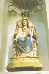 A sinistra ci sono: a) la cappella di S. Francesco, con la scultura lignea del Santo e le tele dipinte ad figura. 12 olio di S. Anna, la Vergine, S. Chiara, S. Rocco, S.