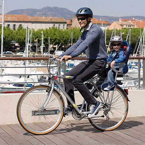 Al conducente maggiorenne è consentito il trasporto di un bambino fino a otto anni di età, opportunamente assicurato con le