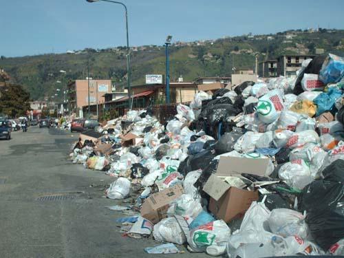 Smaltimento dei rifiuti: termovalorizzatori possibile soluzione? Sono ancora nella mente di tutti le immagini drammatiche del problema rifiuti in Campania e a Napoli di qualche anno fa.