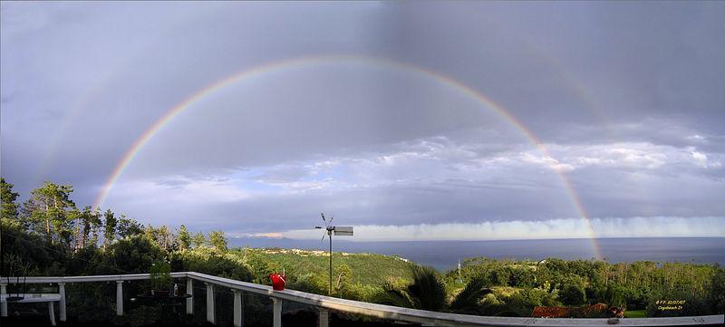 SULLE ORME DI GALILEO L ARCOBALENO Si tratta di un fenomeno naturale ben noto, apparentemente familiare; però ci sono molte cose da scoprire. - Com è fatto esattamente l'arcobaleno?