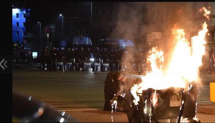 rovesciati e vetrine infrante. TORINO oggi è una città messa a ferro e fuoco da un vero e proprio terrorismo di piazza.