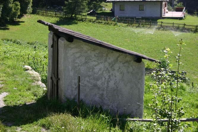 COMUNE DI ETROUBLES 1 Epoca di costruzione: dopo il 1945 Stato di conservazione: discreto Stato del fabbricato: originario Tipo fabbricato: basso fabbricato Destinazione d'uso: edificio rurale Grado