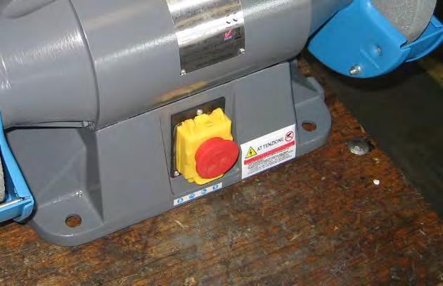 5 INSTALLAZIONE DELLA MACCHINA Per installare la smerigliatrice da banco procedere nel seguente modo: Pulire la macchina Prima di iniziare l assemblaggio pulire i componenti della macchina dal