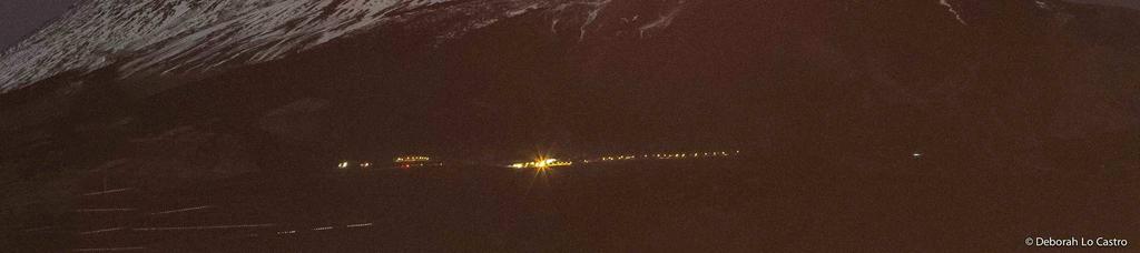 Figura 1 Fontane di lava dal NSEC osservate nella notte tra il 16 e il 17 novembre dalla periferia di Catania (foto di Maria Deborah Lo Castro).