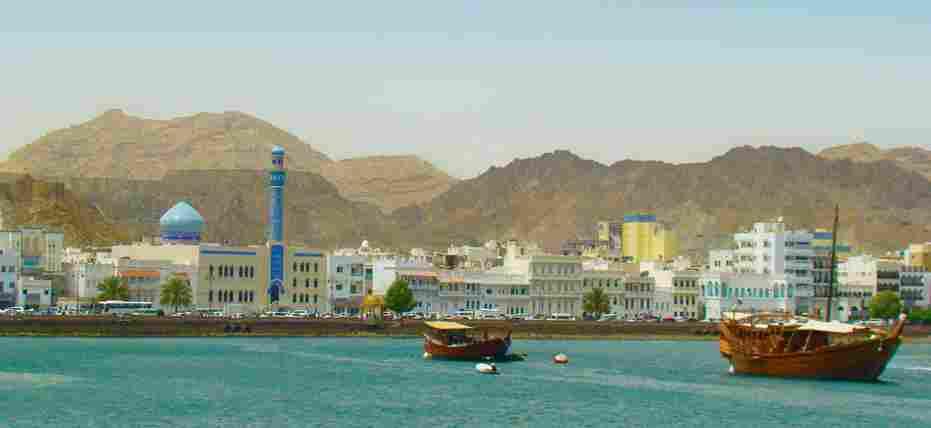 Promuove un incantevole All incrocio fra tre continenti e quattro mari, l Oman è sempre stato un Paese strategico sulla punta del Golfo Arabico, con una grande storia marittima, simboleggiata dalle