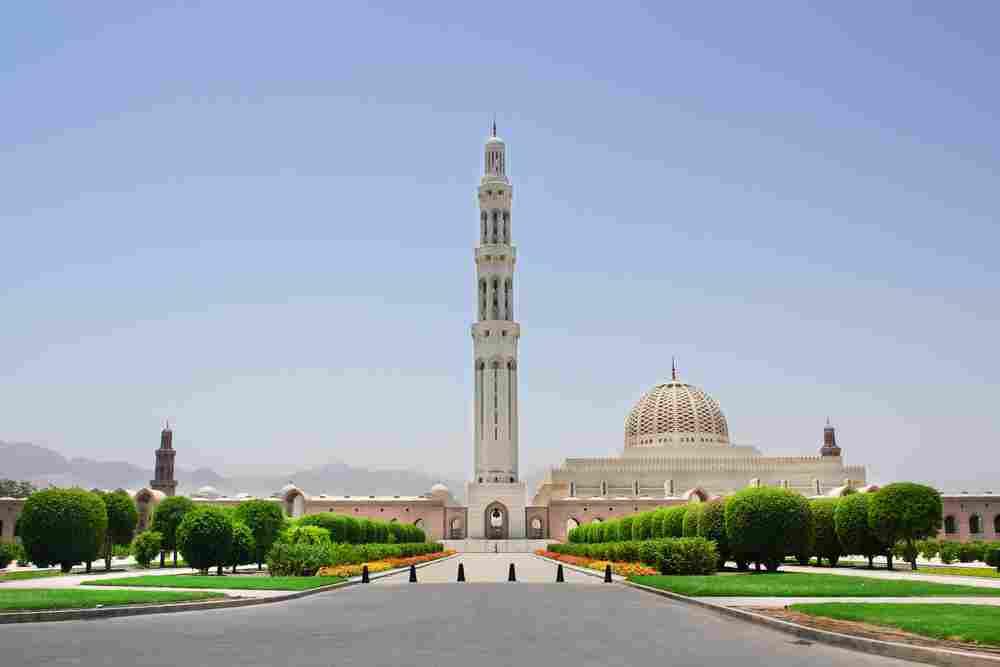 la Grande Moschea del Sultano Quaboos, costruita con la tipica architettura araba