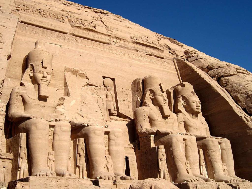 Sistemazione in hotel ad Abu Simbel, pranzo e nel pomeriggio visita del suo maestoso sito archeologico. In serata potrete assistere al magico spettacolo di Suoni e Luci al Tempio di Abu Simbel.