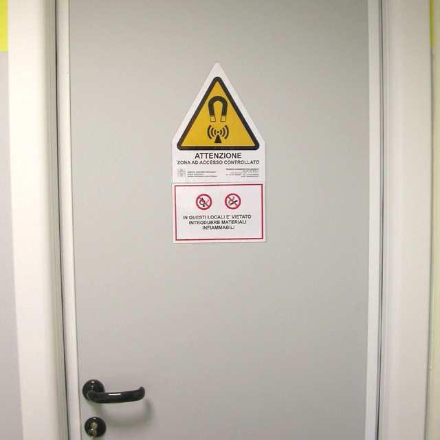 Zona controllata Zone esterne alla sala magnete eventualmente interessate vanno interdette con barriere fisse ed identificate