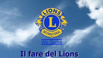 I Lions italiani, circa 45000, sono persone che impegnano parte del loro tempo a disposizione per dedicarsi a coloro che nella vita sono stati meno fortunati.