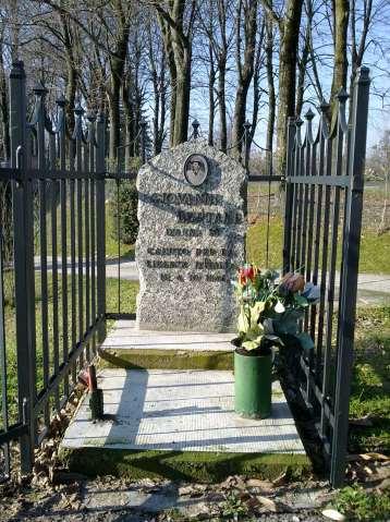 In Memoria di Giovanni Bertani Il manufatto consta di una lastra in pietra arenaria con epigrafe in incavo ed è stato inaugurato nel 1945.