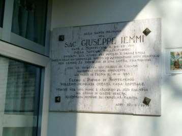 In Memoria del Sacerdote Giuseppe Iemmi La lapide è in granito con fermi metallici. L'epigrafe è stata dettata da don Simonelli, mentre l'inaugurazione risale al 27 giugno 1955.