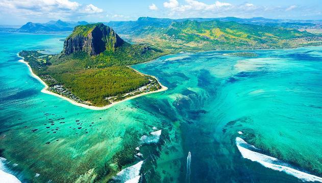 Mauritius Mauritius: angolo di paradiso dal fascino esotico Situata al largo della costa sud-orientale dell'africa, Mauritius è un'oasi tropicale conosciuta per la sua ineguagliabile bellezza.