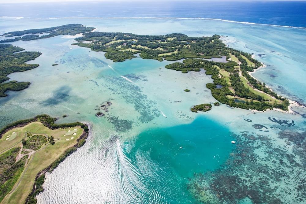 Si sviluppa sulla metà dell Isola dei Cervi e offre scenari di unica e ineguagliabile bellezza: tutte le 18 buche offrono la vista sull