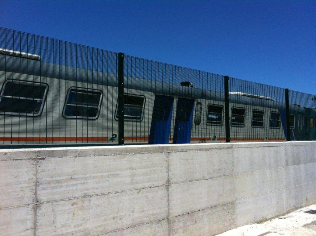 Per esigenze di sicurezza più basse, Betafence propone il sistema di recinzione per la sicurezza ferroviaria Nylofor 3D: tale sistema protegge l area interessata con alta rigidità, grazie ad una