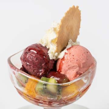 und Waldbeeren Glace, frische Früchte, Erdbeersauce und Rahm