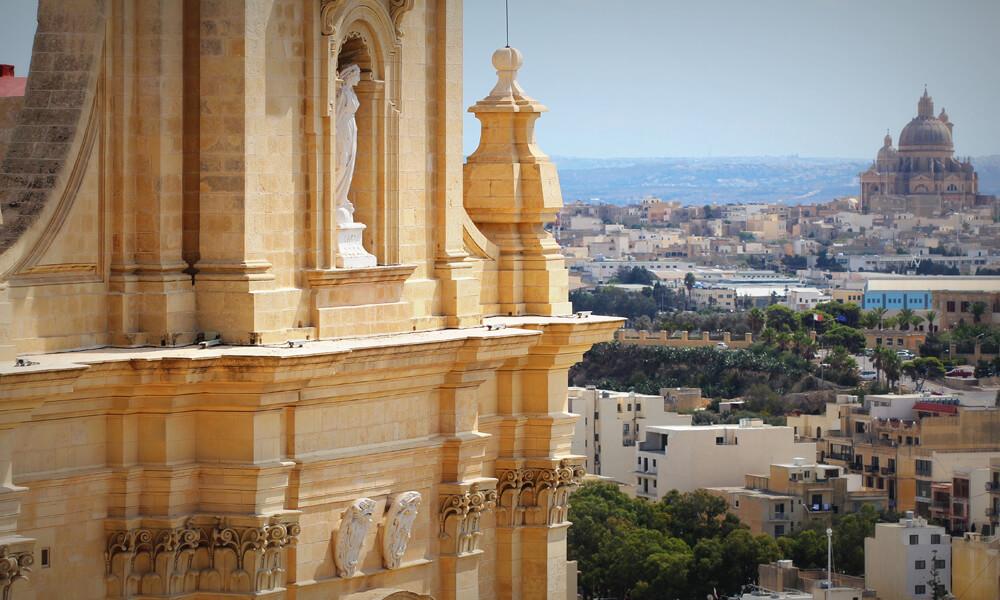 Come una barriera che divide il Mediterraneo dall'atlantico, il regno di Hassan II conserva la sua millenaria identità culturale, unita a bellezze naturali