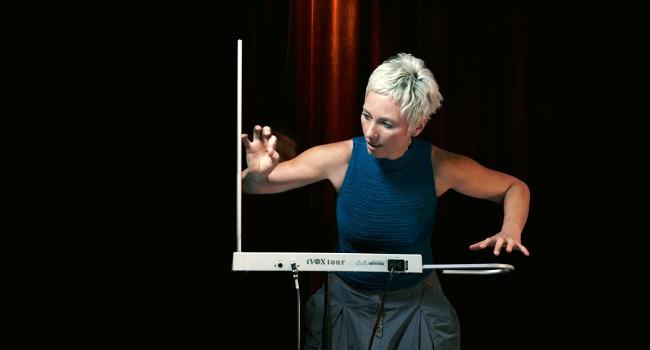 IL THEREMIN Strumento musicale basato su onde elettromagnetiche Modulazione del campo