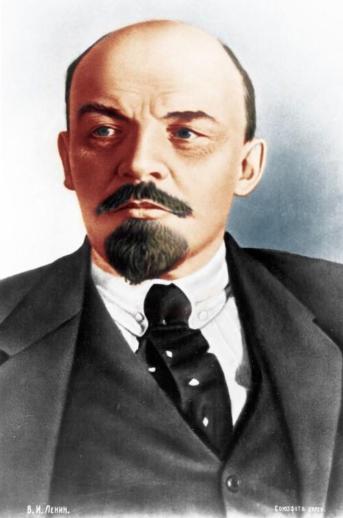 UN PO DI STORIA Grazie all interessamento di Lenin, Leon portò lo strumento in