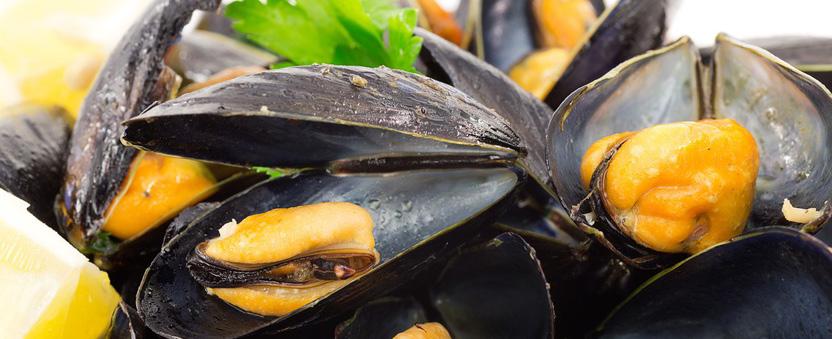 MENÙ DI PESCE TRADIZIONALE Molluschi alla marinara Bavette con zucchini,