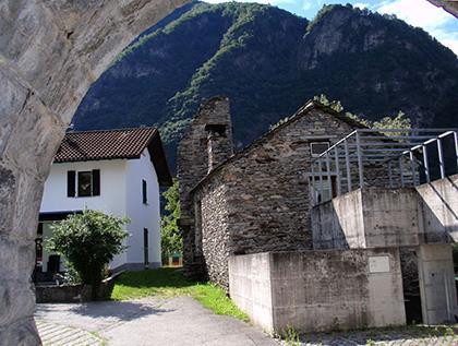 Valle. Del palazzo fortificato sulla sponda destra della Moesa, fatto ampliare dal Trivulzio, circondato dall acqua e munito di splendidi giardini, rimane ben poco.