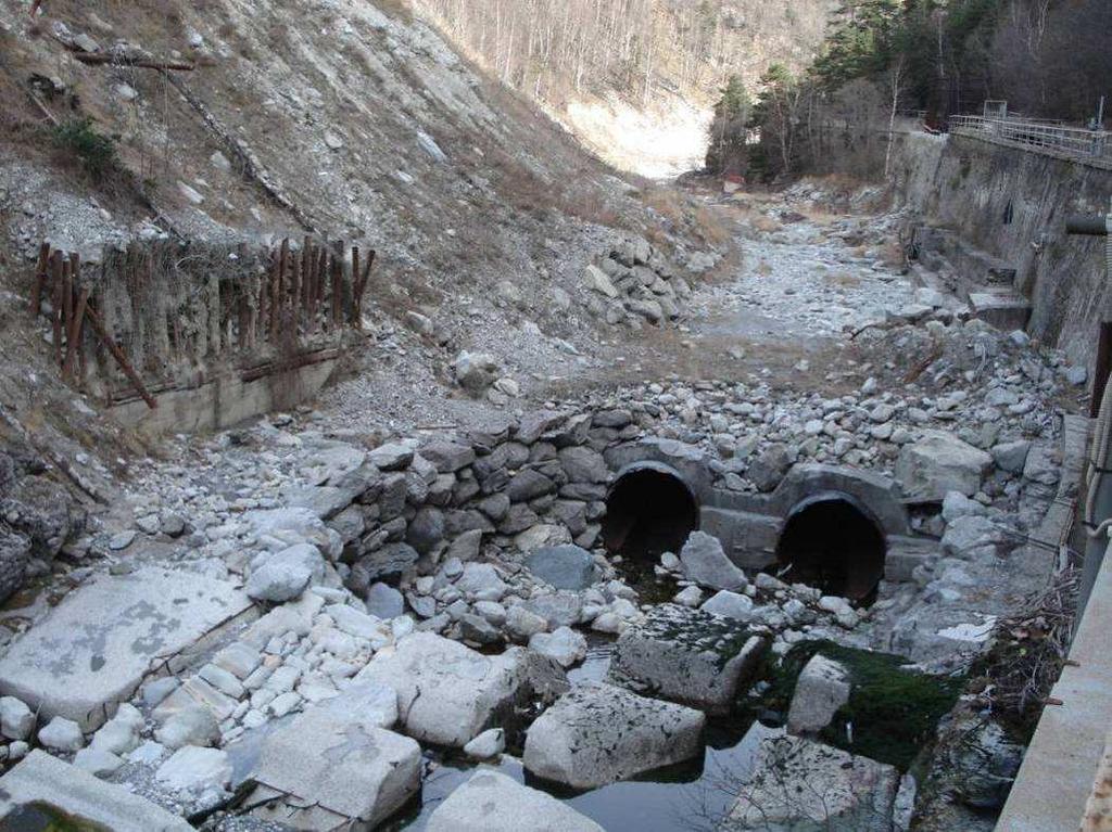 L area a valle della presa è stata infatti oggetto di interventi, da parte della Regione Piemonte, di messa in sicurezza dell alveo di fronte al potenziale movimento franoso del versante sinistro
