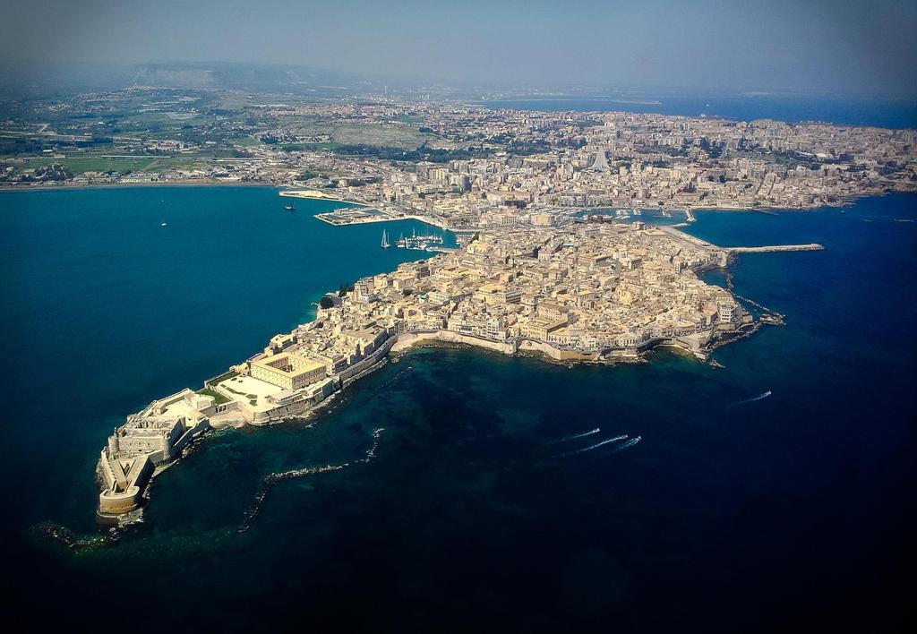 Il suo centro storico è costituito dall isola di Ortigia, e la sua particolarità è proprio il fatto che si estende interamente su una piccola isola ed è un esperienza veramente unica passeggiare tra