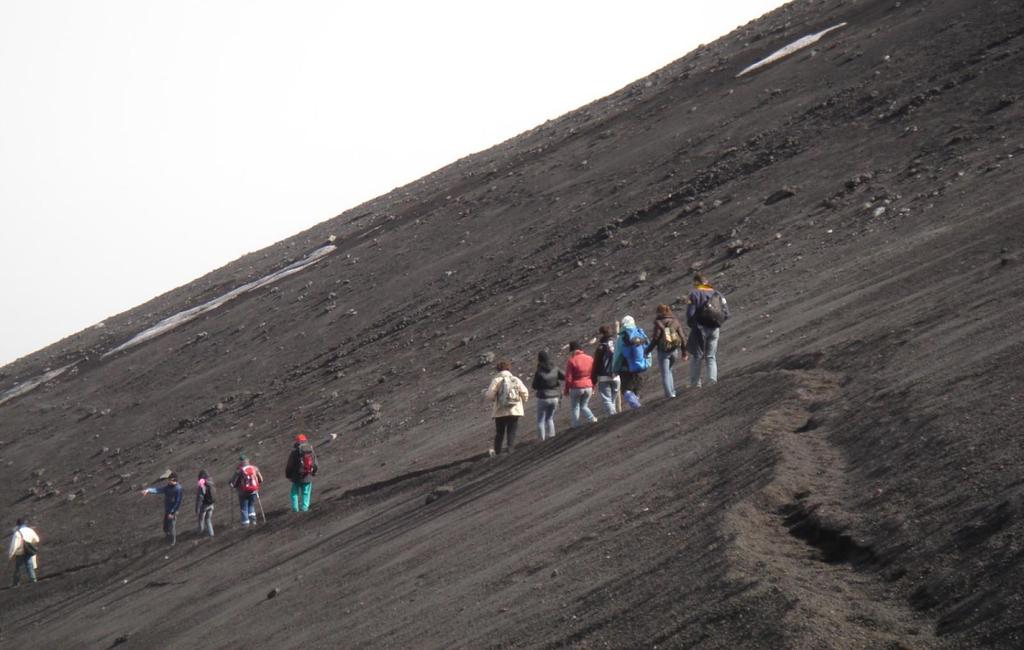 Saliremo a bordo di fuori strada equipaggiati per gli off-road e risaliremo l Etna percorrendo sentieri vulcanici, faremo una breve passeggiata lungo la cresta dell'immensa Valle del Bove, una