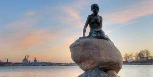 La Sirenetta, una delle più famose attrazione turistiche della Danimarca nonché la fanciulla più fotografata del Paese. Dal 1913 accoglie i viaggiatori al porto di Copenaghen.