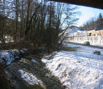 Sez. 1 OV Località Molino Baiocca (150 mslm) Il torrente scorre in un limitato alveo ai margini della strada comunale di accesso alla valle.