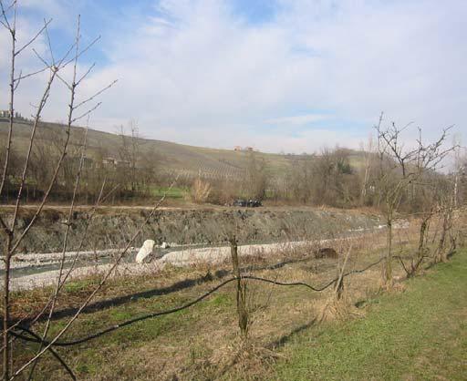 Sez. 5 SM Località Fagnano (150 mslm) Schema e immagine fotografica della sezione Alveo incassato con sponda in erosione ed uso del suolo intensivo di tipo agricolo (frutteti e vigneti) nelle aree