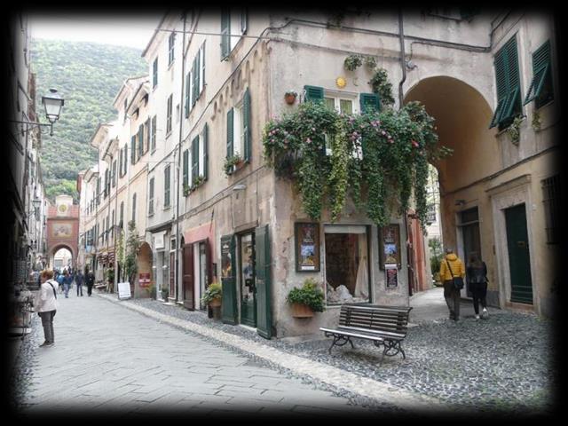 FINALBORGO A piedi dal borgo antico ai castelli Una passeggiata tra i castelli, dal borgo antico di Finalborgo fino al panoramico abitato di Perti Dalla piazza del Tribunale di Finalborgo si percorre