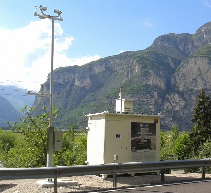 METODOLOGIA Grazie all installazione di stazioni meteorologiche stradali e di un sito di monitoraggio ambientale per le matrici aria e acqua, CLEAN-ROADS è in grado di fornire informazioni sul