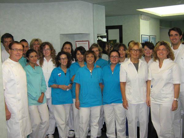 LO STAFF E composto da ben 14 medici, specialisti operanti all'interno del centro coadiuvati da 4 tecnici di laboratorio ortodontico e protesico da 3 segretarie e da 7