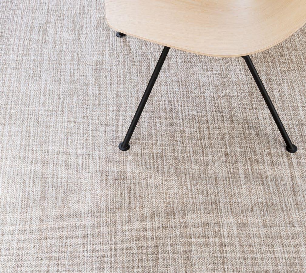 Textures Evoluzione del tema stuoia, Textures è una collezione di tappeti a base lana tessuti su telaio meccanico, flessibili e resistenti, che consente la creazione in dimensioni custom e wall to