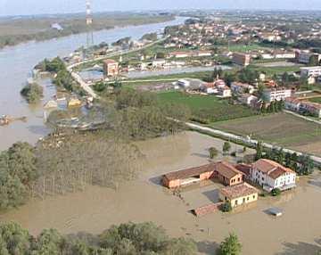 condizioni del clima e conseguenti mutamenti del regime idrologico dei fiumi (Po, Enza, Crostolo, Secchia) Eventi di pioggia di maggiore intensità e breve durata: - livelli minimi durante i periodi