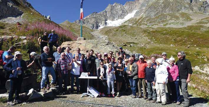 il suo equipaggio caddero sui versanti italiano e francese, dove furono rispettivamente raccolti dai ghiacciai di Estellette e des Glaciers.