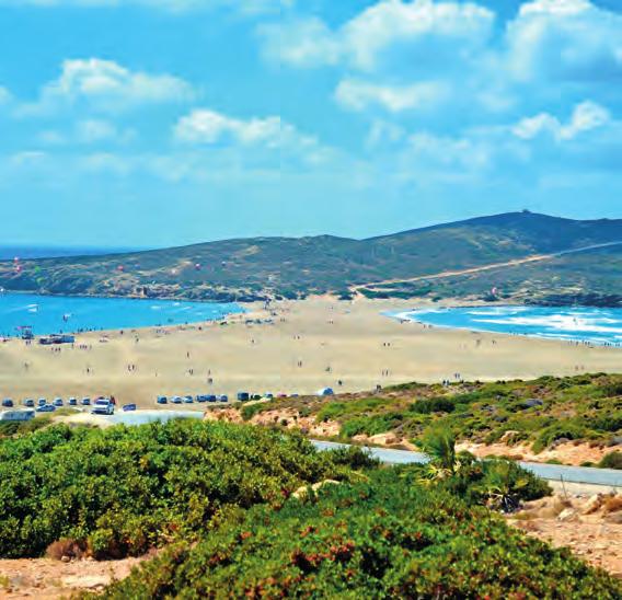 Qui il mar Egeo incontra il mar Mediterraneo e durante l estate la bassa marea fa sì che si formi una lunga lingua di sabbia che collega la terraferma ad un