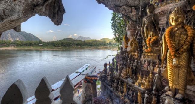 scendente verso la terra, rappresentante dell architettura tipica laotiana. A fine giornata, rientro in hotel per la cena ed il pernottamento.