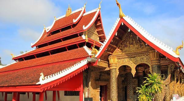 Visita del Wat Mai e del Museo nazionale che espone una bella collezione di reperti che riflettono la ricchezza della cultura laotiana, dal tempo dei primi re fino all ultimo sovrano.