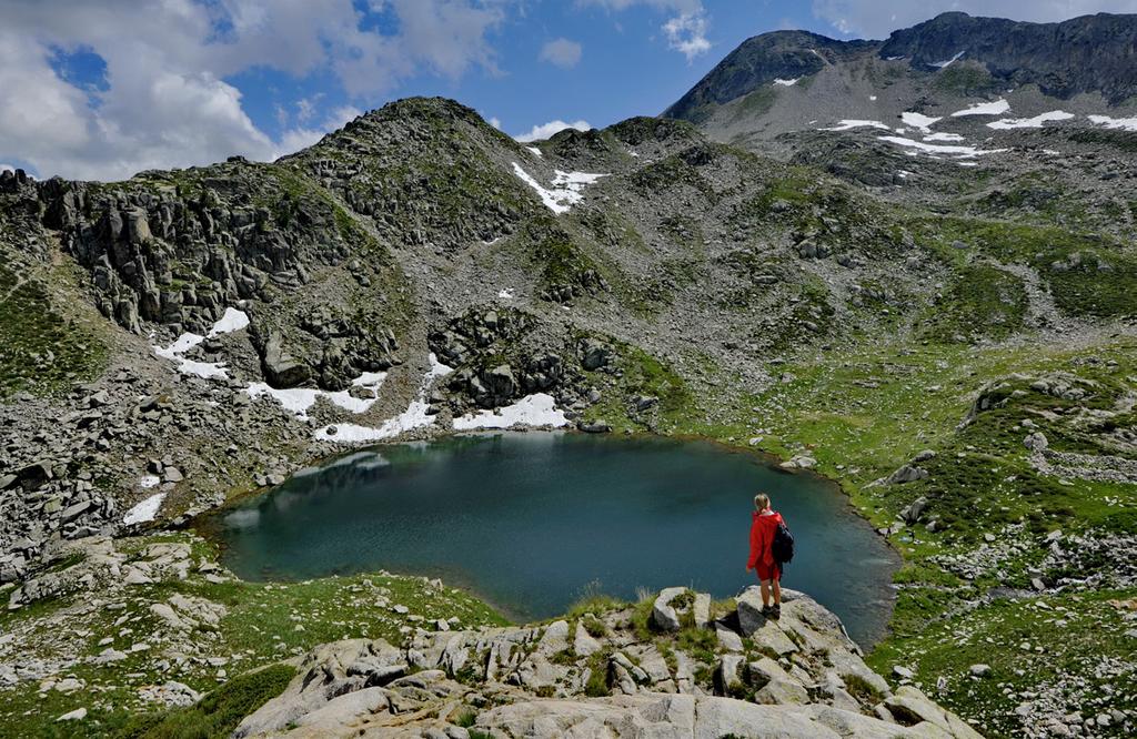 UN VIAGGIO SOSTENIBILE Destinazione sostenibile transfrontaliera, Alpi Marittime Nature Park (IT)/ Mercantour National Park (FR) Francesco Tomasinelli Riteniamo che il Turismo Sostenibile sia un