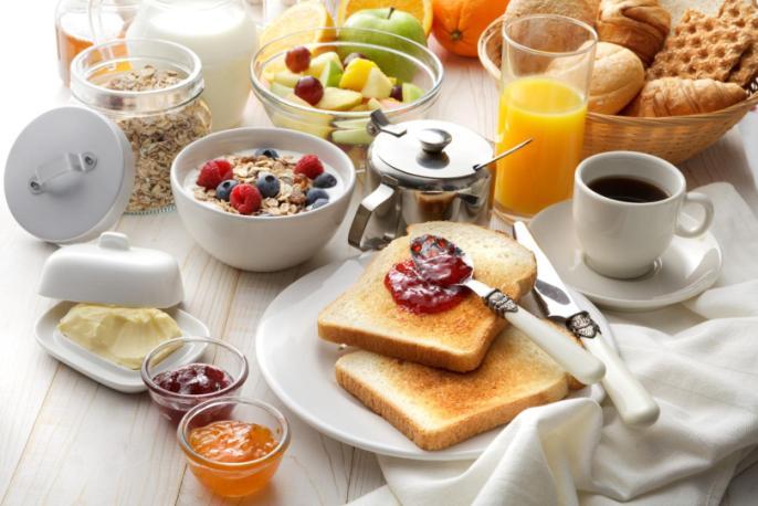 La colazione: ricca ed equilibrata Il giorno dell escursione, la prima colazione che deve essere particolarmente abbondante, ricca di zuccheri semplici (marmellata, miele, frutta fresca e frutta